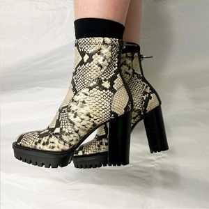 NWOT/B Vince Camuto Erettie Snake Print Platform Booties(7.5)
